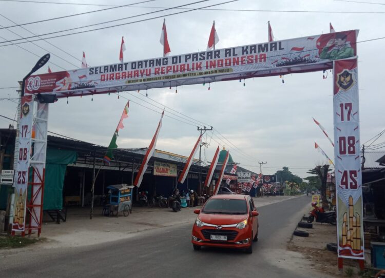 Sambut HUT RI ke-80, Pasar Al-Kamal Sampit Dirikan Gapura Khas 17-an