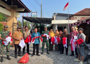 Sambut HUT RI ke-80, Koramil dan Forkopimcam Kemusu Bagikan Bendera Merah Putih Ke Masyarakat
