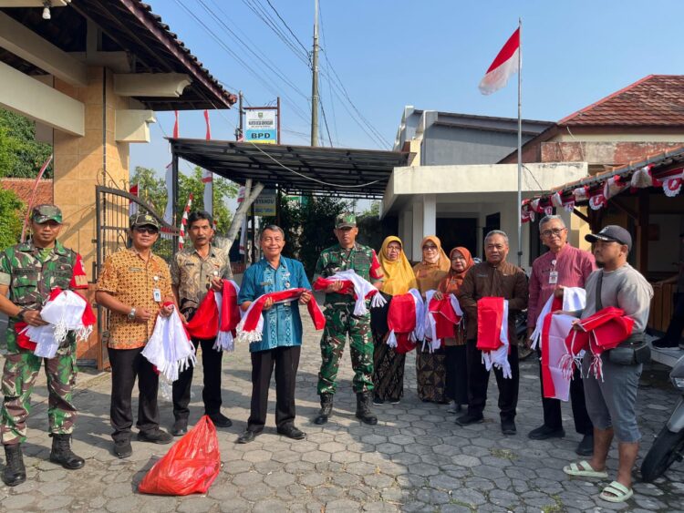 Sambut HUT RI ke-80, Koramil dan Forkopimcam Kemusu Bagikan Bendera Merah Putih Ke Masyarakat