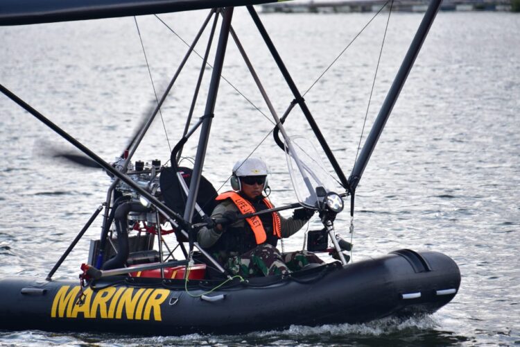 Prajurit Pasmar 1 Operasikan FIB Saat Geladi Bersih Demonstrasi Pada Upacara Kehormatan Militer