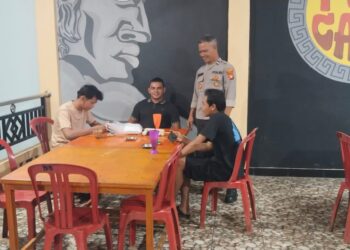 Patroli Malam, Polsek Sengah Temila Ajak Warga dan Satpam Bank Tingkatkan Kewaspadaan