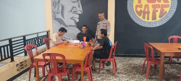 Patroli Malam, Polsek Sengah Temila Ajak Warga dan Satpam Bank Tingkatkan Kewaspadaan