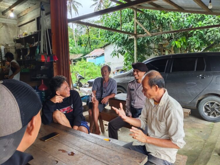 Patroli Humanis: Polisi Air Besar Dengar Keluh Kesah Warga Sambil Ngopi