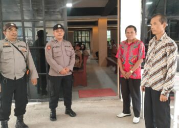 Personil Polsek Ngabang Ditempatkan Di Beberapa Gereja Untuk Memastikan Situasi Kamtibmas Aman