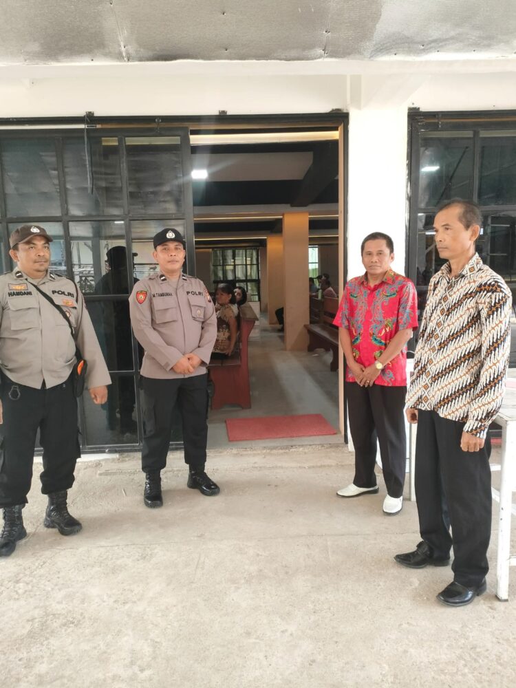 Personil Polsek Ngabang Ditempatkan Di Beberapa Gereja Untuk Memastikan Situasi Kamtibmas Aman