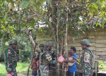 Satgas Pamtas Yonif 763/SBA Pos JOSHIRO Gelar Kegiatan Pembagian sembako kepada masyarakat kampung 