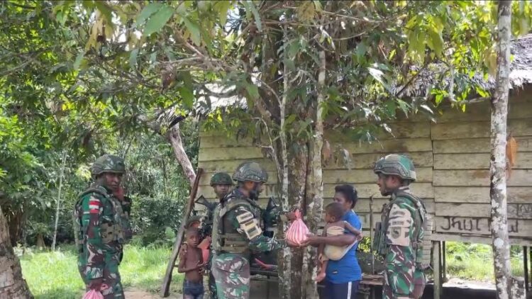 Satgas Pamtas Yonif 763/SBA Pos JOSHIRO Gelar Kegiatan Pembagian sembako kepada masyarakat kampung 