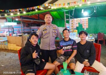 Dialog Hangat di Tengah Malam, Petugas Polsek Sengah Temila Sambangi Warga