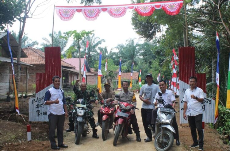Jelang HUT RI ke-80, Babinsa dan Bhabinkamtibmas Gencarkan Komsos di Desa Bukit Beringin