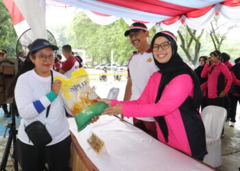 Polres Langkat melaksanakan Gerakan Pangan Murah Penjualan Beras Stabilisasi Pasokan dan Harga Pangan (SPHP).