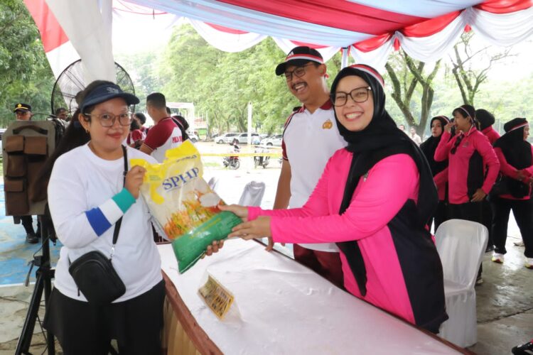 Polres Langkat melaksanakan Gerakan Pangan Murah Penjualan Beras Stabilisasi Pasokan dan Harga Pangan (SPHP).