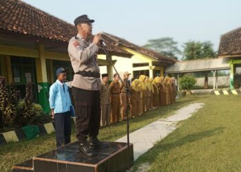 Polsek Seputih Banyak Gelar Pembinaan Pelajar Melalui Upacara Bendera di SMPN 1 Way Seputih