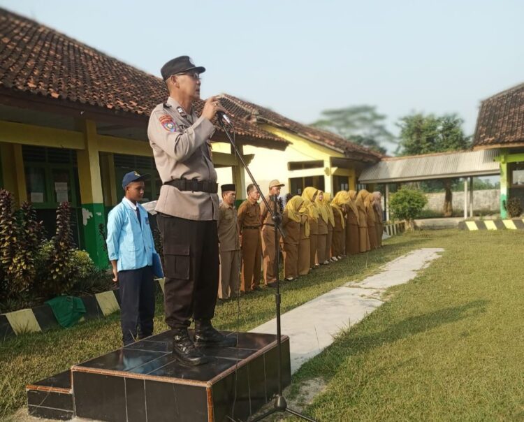 Polsek Seputih Banyak Gelar Pembinaan Pelajar Melalui Upacara Bendera di SMPN 1 Way Seputih