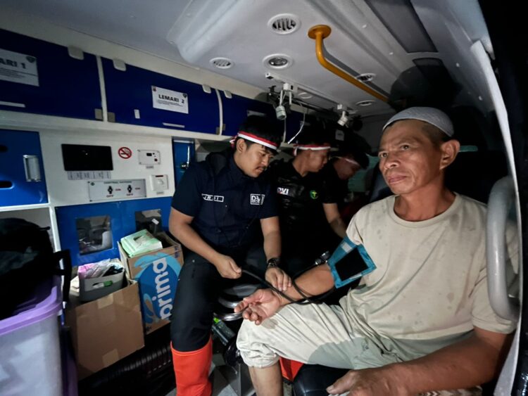 Polres Bogor Salurkan Bantuan dan Layanan Kesehatan bagi Korban Banjir di Ranca Bungur