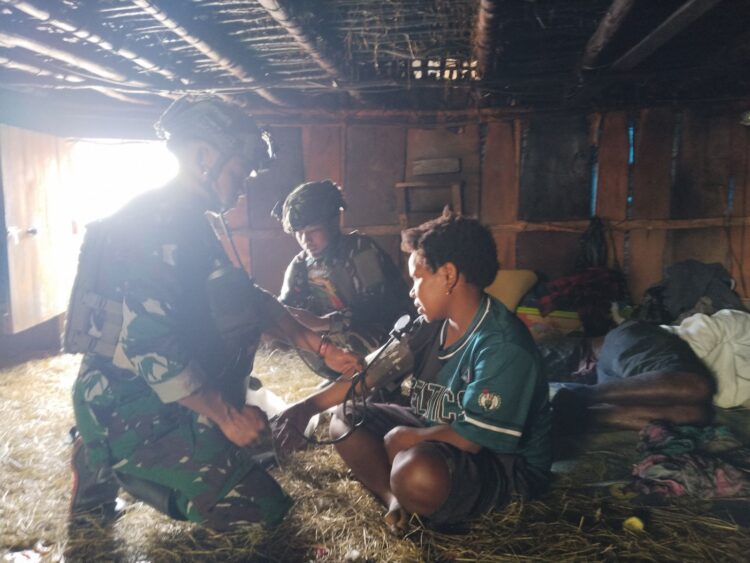 Satgas Yonif 700/WYC Pos Kout Sinak Safari Honai dan Pemeriksaan Kesehatan di Kampung Gigobak 1