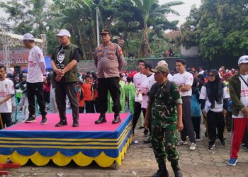 Polsek Cibarusah Pastikan Keamanan Lomba Gerak Jalan HUT ke-80 RI