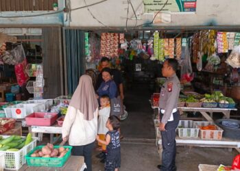 Temui Warganya Di Saat Petugas Melaksanakan Patroli Siang Dengan Berikan Himbauan Kamtibmas