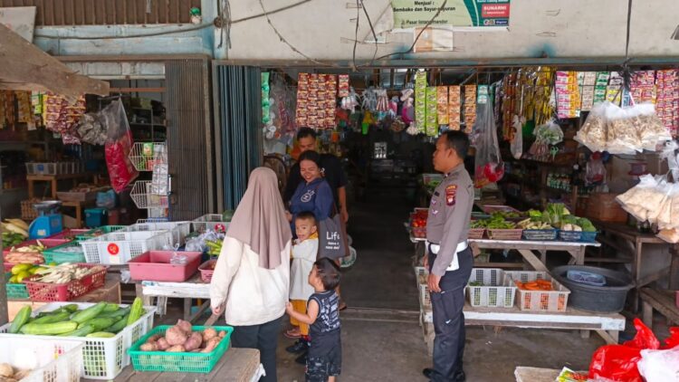 Temui Warganya Di Saat Petugas Melaksanakan Patroli Siang Dengan Berikan Himbauan Kamtibmas