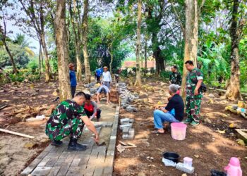 Kodim 0601/Pdg Karya Bhakti Bersama masyarakat di TMP Cihideung Barat, Cimanuk Pandeglang