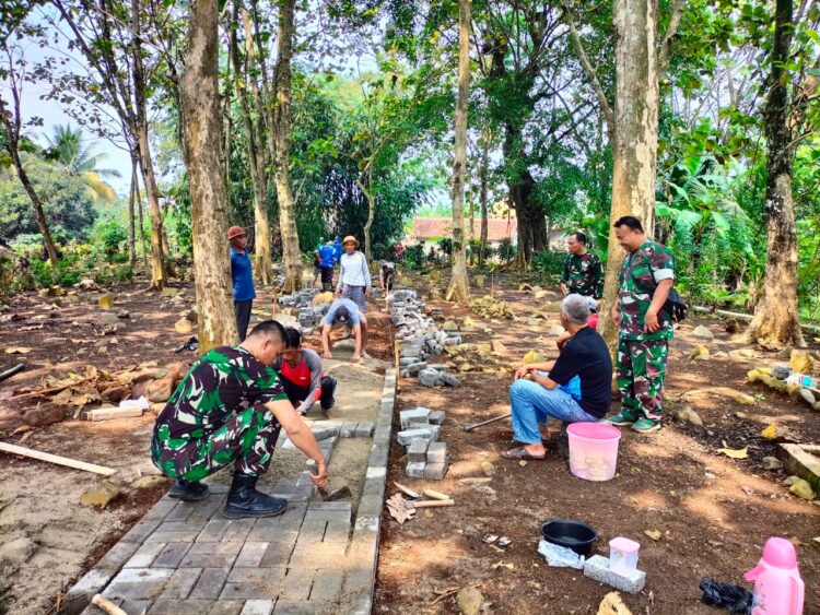 Kodim 0601/Pdg Karya Bhakti Bersama masyarakat di TMP Cihideung Barat, Cimanuk Pandeglang