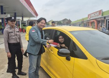 Semarak Kemerdekaan, Polri dan Mahasiswa Bagikan Ratusan Bendera Merah Putih di Jalan Ryacudu