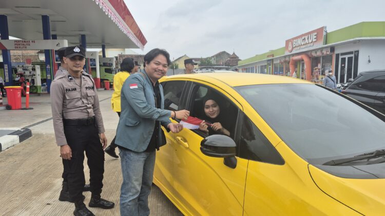 Semarak Kemerdekaan, Polri dan Mahasiswa Bagikan Ratusan Bendera Merah Putih di Jalan Ryacudu