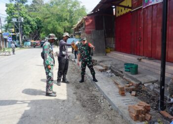 Tanpa Canggung, Dansatgas TMMD Reguler Ke-125 Kodim 0735/Surakarta Membaur Bersama Warga Kerjakan Finishing Perbaikan Saluran Air