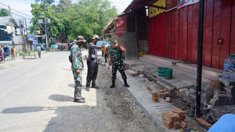 Tanpa Canggung, Dansatgas TMMD Reguler Ke-125 Kodim 0735/Surakarta Membaur Bersama Warga Kerjakan Finishing Perbaikan Saluran Air