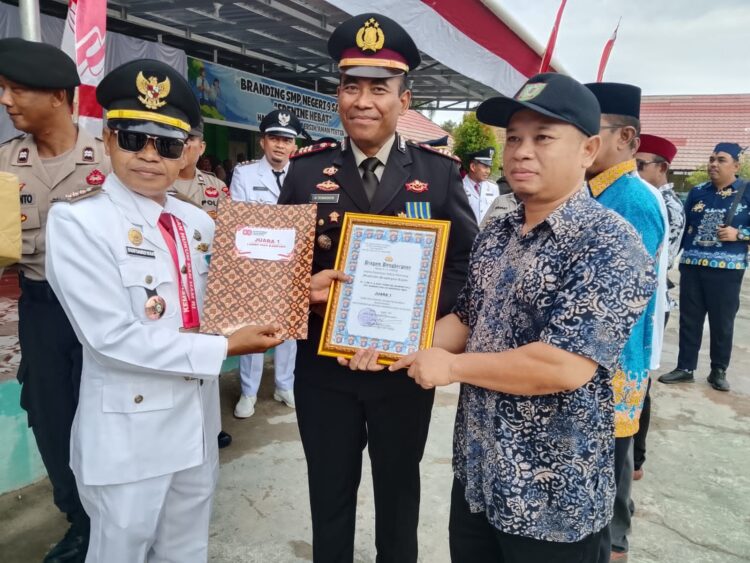 Camat Baamang Jadi Inspektur Upacara HUT RI yang ke-80 di SMPN 9 Baamang Hulu Sampit