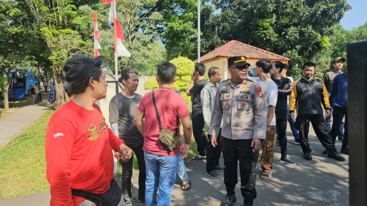 Polsek Cikarang Selatan Berangkatkan 296 Warga Ke Jakarta Meriahkan HUT RI ke 80