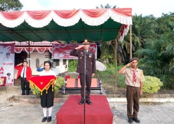 HUT Kemerdekaan RI ke-80 Kapolsek Kuala Behe Jadi Irup Penurunan Bendera