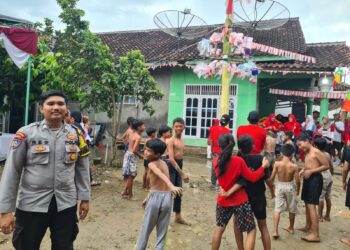 Kebersamaan Polisi dan Warga Warnai Perayaan Kemerdekaan di Pringsewu