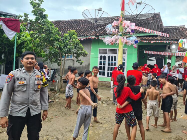 Kebersamaan Polisi dan Warga Warnai Perayaan Kemerdekaan di Pringsewu
