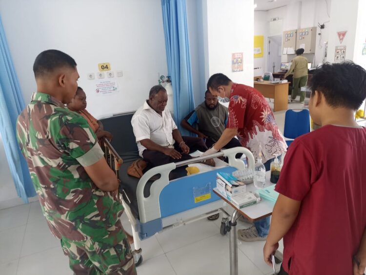 Yonif TP 805/KSW Gelar Bakti Kesehatan Keliling, Evakuasi Kepala Kampung Tanah Merah ke RS J.A. Dimara