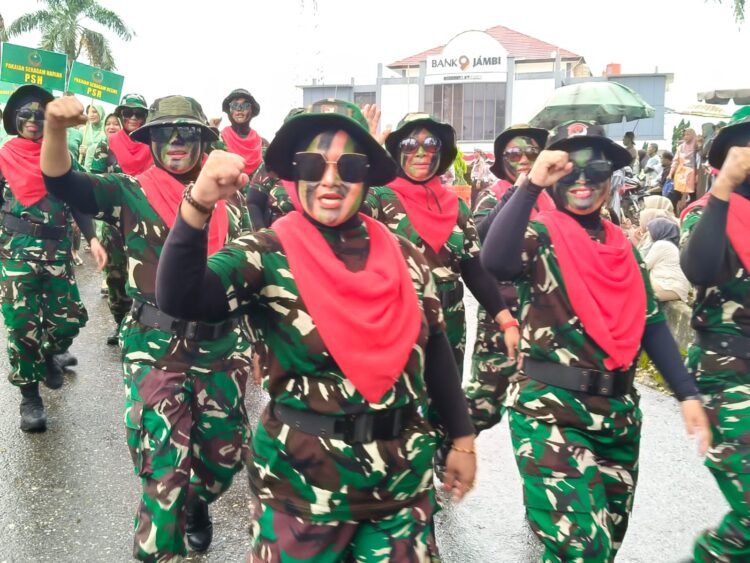 TNI, Persit Kartika Candra Kirana Cabang XXVII Kodim 0420/Sarko dan Masyarakat Bersatu di Pawai Kemerdekaan
