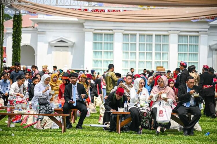 Rakyat di Halaman Istana, Rakyat Menyatu dalam Kemerdekaan