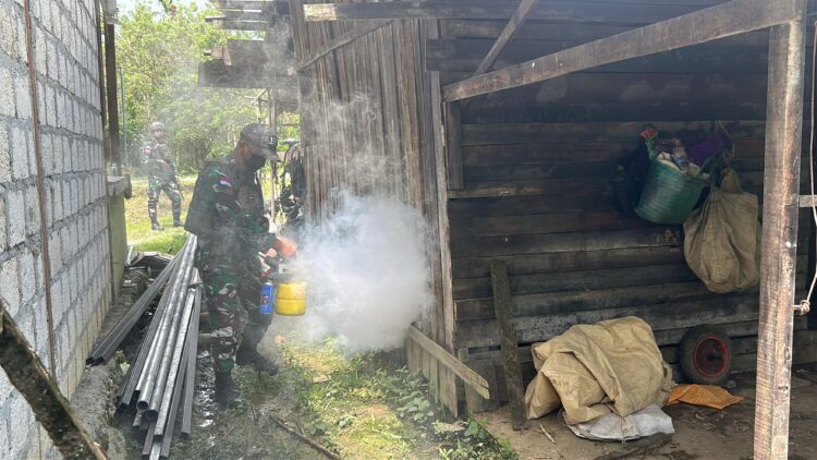 Cegah Malaria dan DBD, Satgas Yonif 131 Fogging Rumah Warga Pyiawi Perbatasan Papua