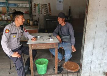 Temui Pedagang dan Pengendara, Polsek Mandor Bagikan Pesan Kamtibmas