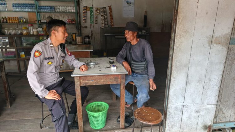 Temui Pedagang dan Pengendara, Polsek Mandor Bagikan Pesan Kamtibmas