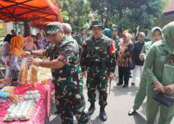 Kemurahan Hati Seorang Kasdam IV/Diponegoro, Borong Hasil UMKM Dan Dibagikan Kepada Veteran, Linmas dan Masyarakat Yang Hadir Upacara TMMD