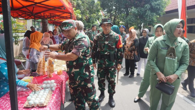 Kemurahan Hati Seorang Kasdam IV/Diponegoro, Borong Hasil UMKM Dan Dibagikan Kepada Veteran, Linmas dan Masyarakat Yang Hadir Upacara TMMD