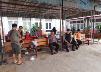 Piket Regu 3 Polsek KP Mentaya Sosialisasikan Layanan Polri 110 di Kawasan Pelabuhan Sampit
