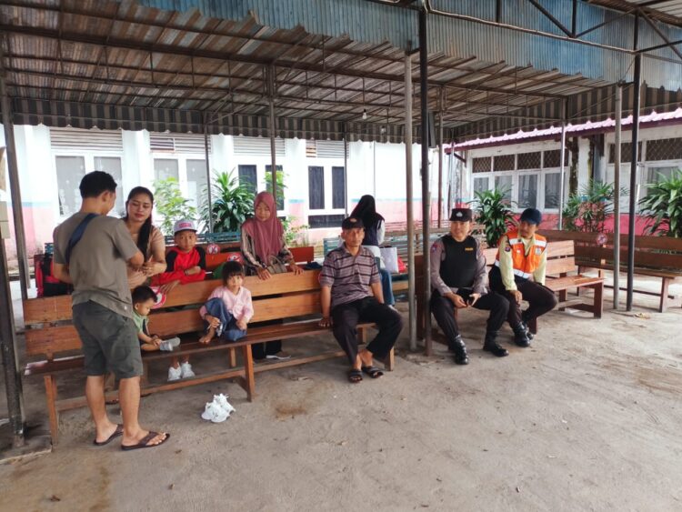 Piket Regu 3 Polsek KP Mentaya Sosialisasikan Layanan Polri 110 di Kawasan Pelabuhan Sampit
