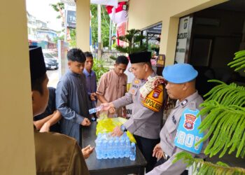 Program Jumat Berkah, Polsek KP. Mentaya Bagikan Snack dan Air Minum Kepada Jemaah Sholat Jumat
