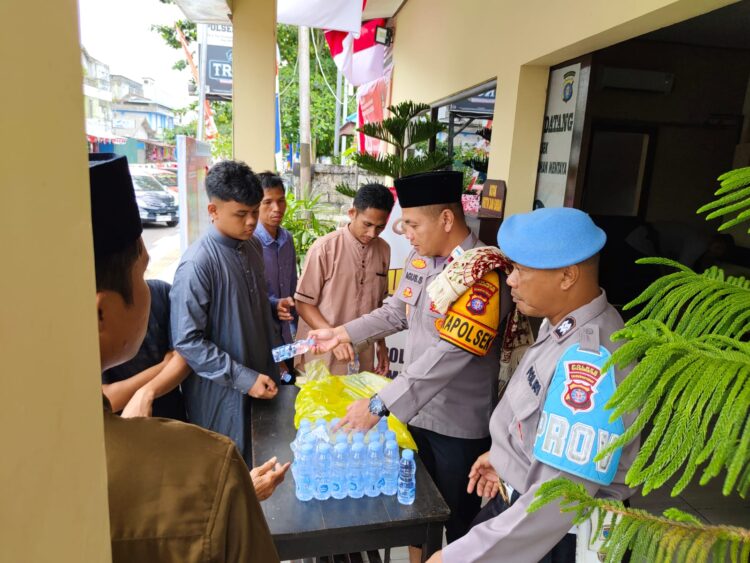 Program Jumat Berkah, Polsek KP. Mentaya Bagikan Snack dan Air Minum Kepada Jemaah Sholat Jumat