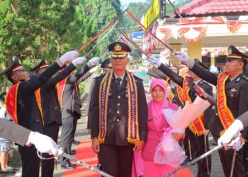 Dilepas Penuh Haru dan Pedang Pora, Kompol (Purn) Sarwani dan Dua Personel Polres Tanggamus Masuki Purnatugas