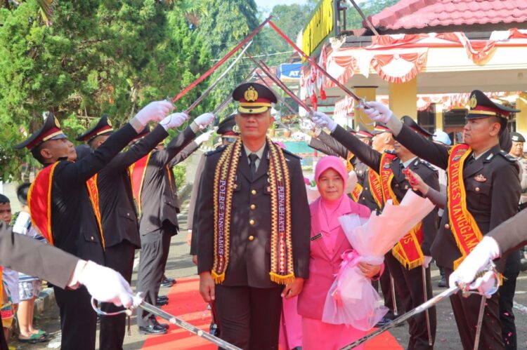 Dilepas Penuh Haru dan Pedang Pora, Kompol (Purn) Sarwani dan Dua Personel Polres Tanggamus Masuki Purnatugas