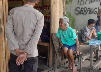 Polisi Sambangi Warga, Jalin Keakraban di Tengah Terik Matahari