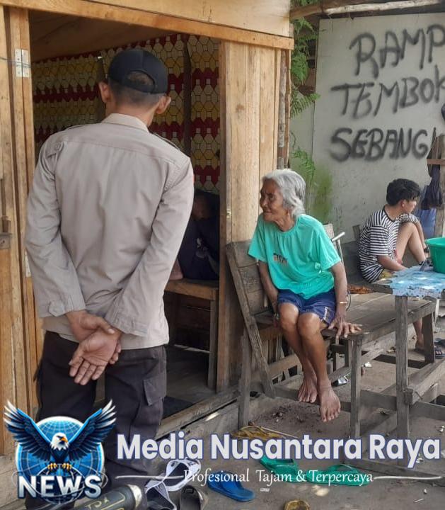 Polisi Sambangi Warga, Jalin Keakraban di Tengah Terik Matahari