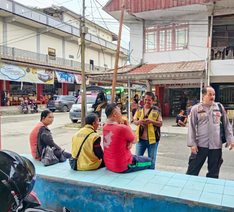 Polsek Ngabang dan Polsubsektor Jelimpo Laksanakan kegiatan Patroli Dialogis Untuk Ciptakan Situasi Aman Kondusif